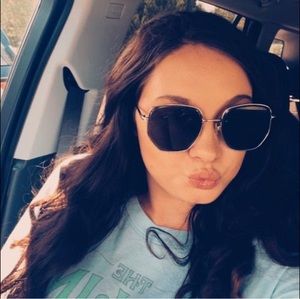 Meet your Posher, Cierra